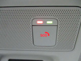 SOSコールは急病時やあおり運転被害などの危険を感じた時スイッチを押すと専門のオペレータに繋がって警察や消防への連携をサポ―トしてくれます。万が一の事故発生時にはエアバック展開と連動して自動通報します。