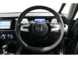 運転中もハンドルでの操作が可能です。特に高速道路等の目が離せない運転時には、便利さだけでなく、安全性も兼ね備えております。