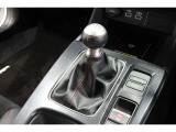扱いやすい位置に配置されたフロアマニュアルトランスミッションです☆車を自在に操る感覚はマニュアルならではのもの。こだわりのマニュアルで気持ちのいい走りが楽しめますよ♪