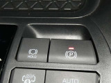 電動パーキングブレーキを搭載。スイッチ操作でパーキングブレーキを作動・解除することができるので操作の力が不要です。
