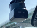前後ドライブレコーダーは運転時はもちろんのこと、駐車場内でスイッチを切っている時でも当たった振動を元に電源が自動で入るので車から離れていても安心。