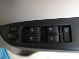 パワーウィンドウスイッチで運転席から全席の窓の開閉ができます。