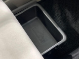 【シートアンダーボックス】シートの下に大容量の収納スペースが備わっており、靴や洗車グッズなど、外から見られたくないものをすっきり収納できて便利!