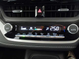 オートエアコンです。車内を設定温度に保ち、快適空間をキープします。