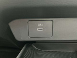 USBの充電接続ポートもあります。