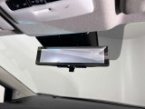 スマートルームミラーで後方の映像がルームミラーで確認できます。