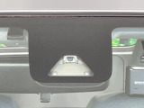 【プリクラッシュセーフティ】前方の車両等を検知し、衝突しそうな時は警報で注意を促し、ブレーキを踏む力をサポート。ブレーキを踏めなかった場合は衝突被害軽減ブレーキが作動、衝突回避をサポートします。