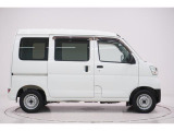 県内13店舗にて常時500台以上ダイハツ車を展示中です。見て、触って、納得のいく一台をぜひ見つけてください。