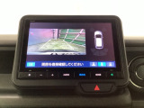 バックギアに入れますとご覧のような画像に自動的に切り替わります。車庫入れ時に役立ちます。