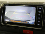 車庫入れの強い味方。後退時の死角をチェックするために便利です。