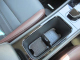 運転席助手席で使用できるドリンクホルダーです。