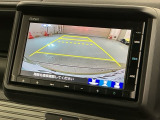リバースギアに入れるだけで後方の表示へ切り替わります。夜間や雨の日の駐車も楽になりますよ。