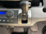 自然に手が届く距離に配置されたシフトレバー。