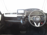 シンプルながら機能性溢れるインパネ廻りです♪視界性も良く運転しやすいです♪各操作スイッチ類なども使いやすい位置に配置されています♪