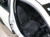 程よい硬さとホールド性が高いシートで長時間運転も快適です。