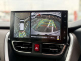 バックモニター付き。駐車の際のサポートとなり、必須アイテムのひとつですよね。それでも、バックする際は必ずご自身の目で確認をしてください。パノラミックビューで上から見下ろした視点でも確認できます!