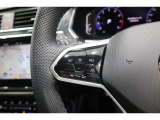 アダプティブクルーズコントロール対応のステアリングスイッチを装備。走行支援機能を手元で操作できます。