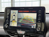 【バックガイドモニター】車両後方の映像をナビ画面に表示し、駐車などの後退操作をサポートします。