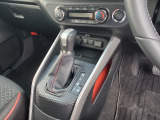 運転席より操作性の良いシフトレバーと、オートエアコンのスイッチ等の画像です。