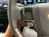 運転中、オーディオの操作をしてて、ハッとしたことはありませんか?ステアリングスイッチは、運転中でもハンドルでオーディオの操作が可能です。安全なドライブをサポートします。