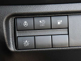 運転席の右側にはステアリングヒーター、エマージェンシーブレーキなど、各種操作ボタンが付いています。