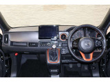 操作性に優れた運転席となります!小物入れや各ボタンの配置にこだわり、使いやすいです!座り心地もよく視認性も良好なのでロングドライブもお任せ下さい!