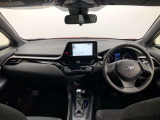 シンプルながら機能性あふれる運転席廻りです。視界性もよく、運転しやすいですよ。