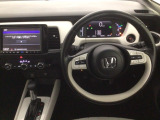 【ハンドル】運転にかかわる様々な操作を安全に行えるように視点移動が少なく操作性に配慮されたスイッチ類が凝縮されたコックピットです。