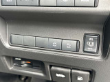 ハンズフリー両側オートスライドドアです。インテリジェントキーを携帯したまま、スライドドアの下に足先を入れて引くだけで、ドアが自動で開閉します。