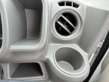 運転席側にドリンクホルダーと小物入れがございます。