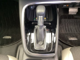 運転席周辺のスマートなレイアウトが、操作のしやすさを実現。快適なドライブをサポートします。手元で操作ができる、電子制御パーキングブレーキ。