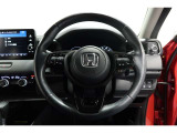 運転中もハンドルでの操作が可能です。特に高速道路等の目が離せない運転時には、便利さだけでなく、安全性も兼ね備えております。