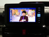 【休憩中も楽しく過ごせる】停車中にはテレビなどの映像もお楽しみいただけます。移動の合間のちょっとした待ち時間も、快適な車内でリラックスして過ごせる嬉しい装備が充実しています。