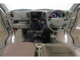 ドライバーを包み込むように、ディスプレーやスイッチ、コンソールを配置。座った瞬間から運転への期待が!空間そのものの心地よさにこだわっています。