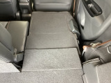 リアシートは簡単に倒すことができるので、ラゲッジルームも広がります。