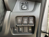 運転席のハンドル右奥側にまとめられたスイッチ群。一目で分かりやすく操作しやすいです。