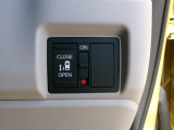 片側電動スライドドア!!荷物で手が塞がる時など簡単にドアの開閉が出来ます!何より力いらずで開閉OK!女性やお年寄りにも優しい♪電動機能はOFFにもできますから元気なお子様の駆け出しも安心!