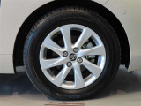 純正のアルミホイール装着車です。タイヤサイズは185/65R15です。