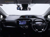 視線移動が少なく視認性の高いセンターメーターレイアウトのインストルメントパネル。視界も良好で運転もしやすくなっています。