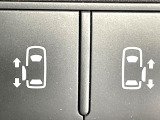 【ハンズフリー機能付き両側パワースライドドア】スライドドアの下に足先を入れてすぐ引くと、自動的にスライドドアが開閉します!荷物で両手がふさがった状態でも、ドアの開閉ができてとっても便利!