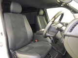 高いホールド性で運転姿勢が安定します。長距離ドライブでも疲れにくいのが魅力です。快適なドライビングライフをお送りください♪
