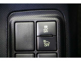 車にOFFマークのボタンは、車の接近を音で知らせる車両接近通報装置の切替えボタンです。早朝に出かける時や深夜の帰宅など、静かに走りたい時などはオフできます。(通常は安全のためにオフしないで下さいね)