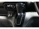 インパネシフトだから視線の移動も少なく足元もスッキリ♪運転席もゆったりしているのでゆとりを持ってドライブできますね!