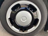 足元をおしゃれに演出するデザイン性の高いホイールキャップを装備。汚れが落としやすく、お手入れも簡単です。