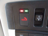SOSコールは急病時やあおり運転被害などの危険を感じた時スイッチを押すと専門のオペレータに繋がって警察や消防への連携をサポ―トしてくれます。万が一の事故発生時にはエアバック展開と連動して自動通報します。