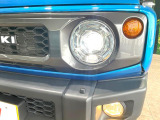 【LEDヘッドライト】悪天候や夜間走行時も良好な視界を確保し安心して運転できる高輝度LEDヘッドライトを装備!点灯速度が早く、消費電力も抑えられています。
