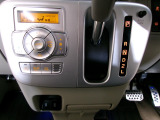インパネシフトだから視線の移動も少なく足元もスッキリ♪運転席もゆったりしているのでゆとりを持ってドライブできますね!