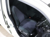程よい硬さとホールド性が高いシートで長時間運転も快適です。