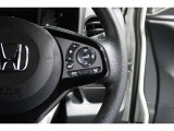 Hondaセンシングの機能のひとつ、アダプティブクルーズコントロール付!アクセルから足を離しても設定したスピードと前車との車間を保ち走行してくれます!車線維持もアシスト☆高速道路で疲労軽減ですね☆