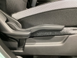 運転席にはドライバーの体型や好みに応じて前後方向だけでなく、高さの調整ができるシートリフターを装備!